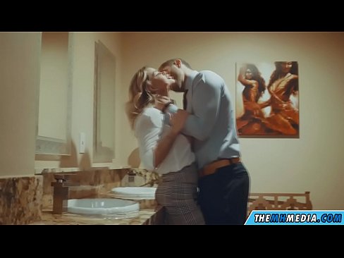 ❤️ Бүкіл аққұба сізді қоғамдық дәретханада азғырғанда Секс видео бойынша бізде ❌